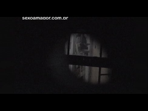 ❤️ Lourinho é secretamente filmado por um voyeur de bairro escondido atrás de tijolos ocos ❤️❌ Sexo superior em nós ☑